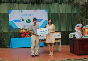 Hanel tặng sách tư vấn hướng nghiệp tới học sinh các huyện ngoại thành Hà Nội